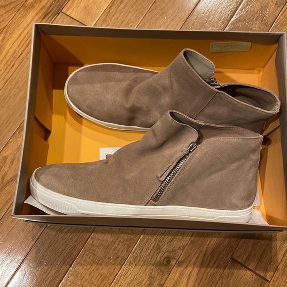 New in box light tan suede - Picture 1 of 3